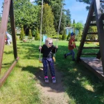 Wizyta Przedszkola - dziewczynka na huśtawce