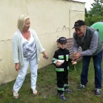 Piknik z okazji Dnia Dziecka - chłopiec ubrany w strój strażaka