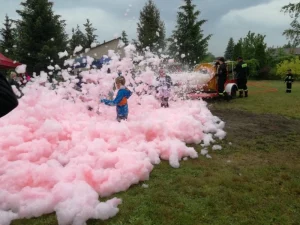 Piknik z okazji Dnia Dziecka - dzieci bawiące się w różowej pianie