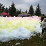 Piknik z okazji Dnia Dziecka - dzieci bawiące się w kolorowej pianie