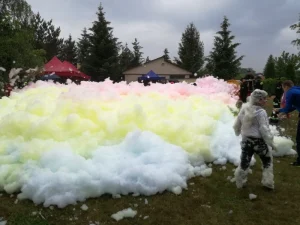 Piknik z okazji Dnia Dziecka - dzieci bawiące się w kolorowej pianie