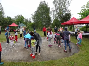 Piknik z okazji Dnia Dziecka - dzieci puszczające bańki