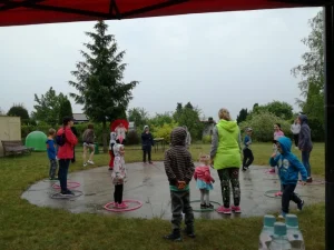 Piknik z okazji Dnia Dziecka - dzieci z hula hopami