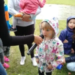 Piknik z okazji Dnia Dziecka - dziewczynka mówiąca do mikrofonu