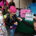 Piknik z okazji Dnia Dziecka w Pile - dziewczynka z mikrofonem