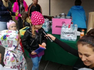 Piknik z okazji Dnia Dziecka w Pile - dziewczynka z mikrofonem