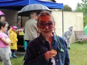 Piknik z okazji Dnia Dziecka w Pile - dziewczynka z pomalowaną twarzą