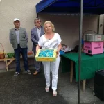 Piknik z okazji Dnia Dziecka - Pani Prezes trzymająca karton słodyczy