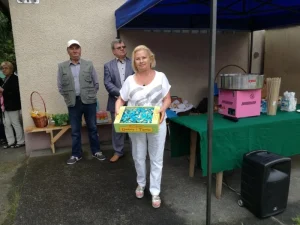 Piknik z okazji Dnia Dziecka - Pani Prezes trzymająca karton słodyczy