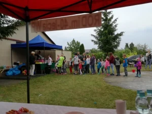 Piknik z okazji Dnia Dziecka - kolejka po watę cukrową