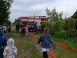 Piknik z okazji Dnia Dziecka - wóz strażacki