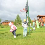 Wizyta przedszkola Bajka - dzieci grają w koszykówkę