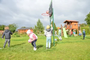 Wizyta przedszkola Bajka - dzieci grają w koszykówkę