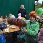 Wizyta przedszkola Bajka - chłopiec z upieczoną kiełbasą