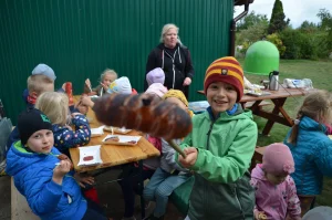 Wizyta przedszkola Bajka - chłopiec z upieczoną kiełbasą