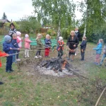 Wizyta przedszkola Bajka - dzieci przy ognisku