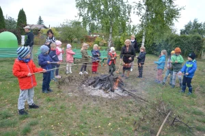 Wizyta przedszkola Bajka - dzieci przy ognisku