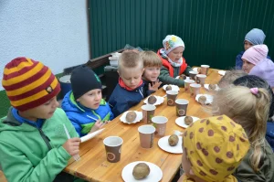 Wizyta przedszkola Bajka - dzieci z pieczonymi ziemniakami