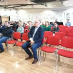 Zebranie działkowców 25.03.2023 - starosta siedzący na krześle